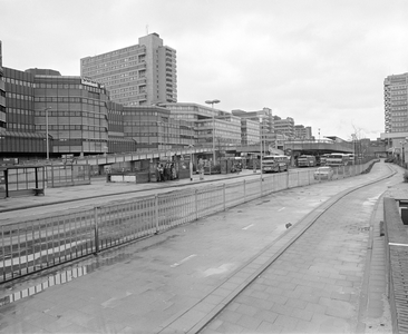 884807 Gezicht op het Stationsplein te Utrecht, met op de achtergrond gebouwen van het kantoor- en winkelcentrum Hoog ...